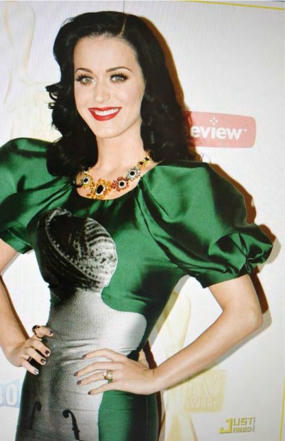 2011, Katy Perry aux Logie Awards, robe “Violon d’Ingres”, “Woman Ray” collection 2011