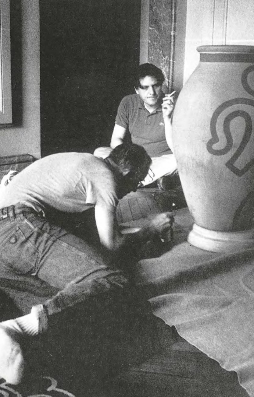 1990, Keith Haring peint deux jarres en terre cuite chez Jean-Charles de Castelbajac - Benoît Gysemberg