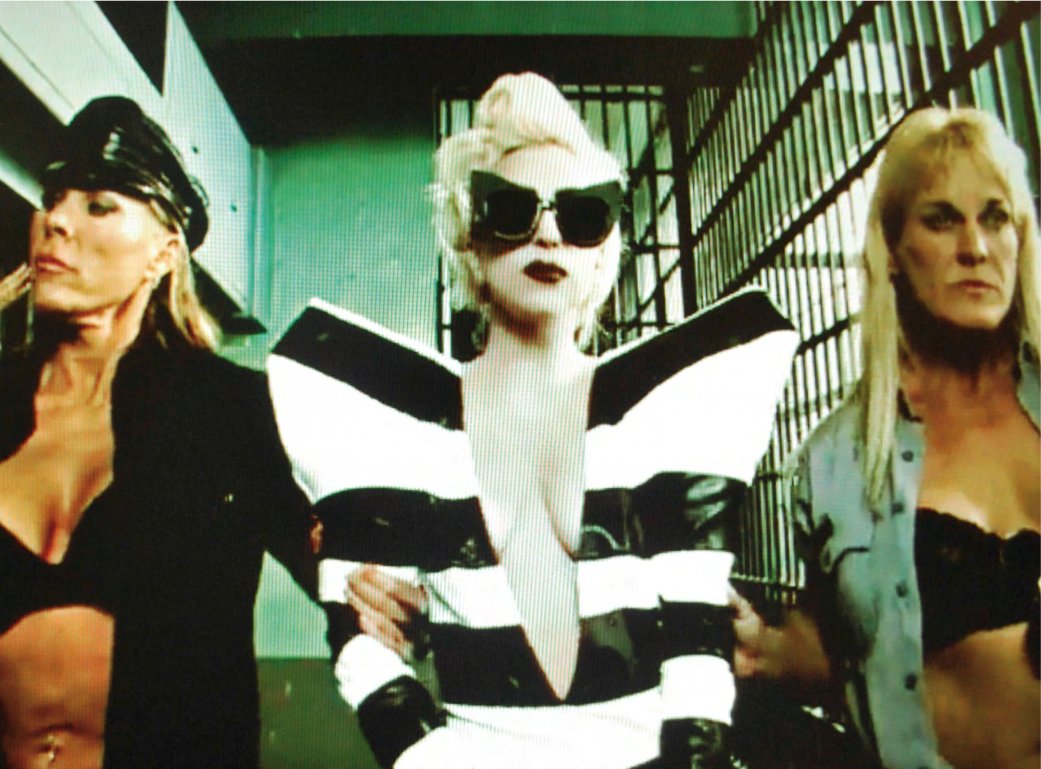 2010, Lady Gaga dans le clip “Telephone”