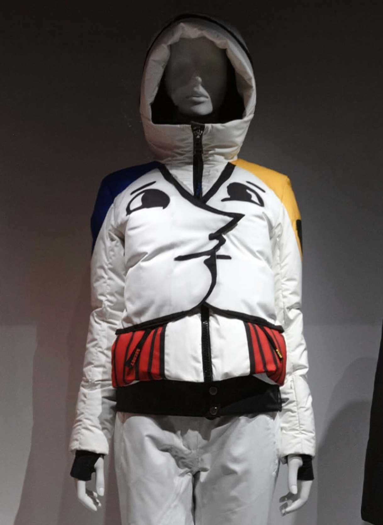 “Kisstelbajac” exposée au Palais Galliera pour l’exposition “La Mode en Mouvement”